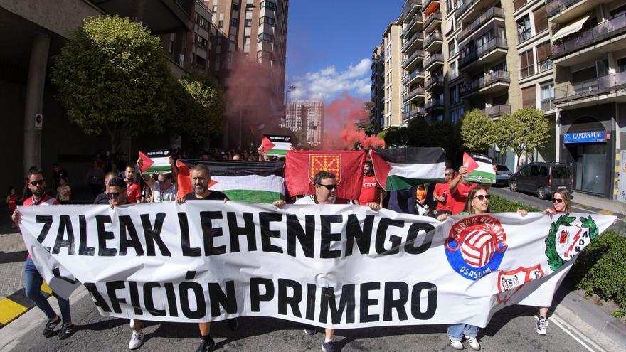 La afición primero: numerosa marcha reivindicativa de los aficionados de Osasuna y Rayo