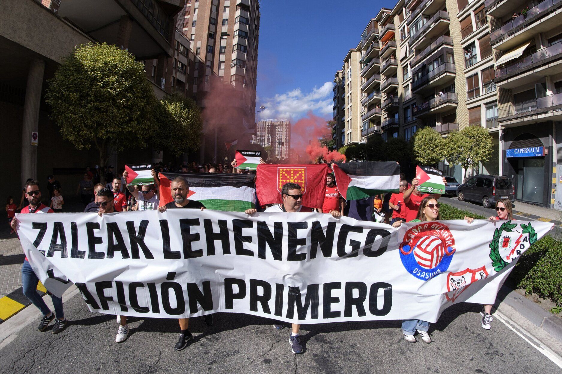 La afición primero: numerosa marcha reivindicativa de los aficionados de Osasuna y Rayo