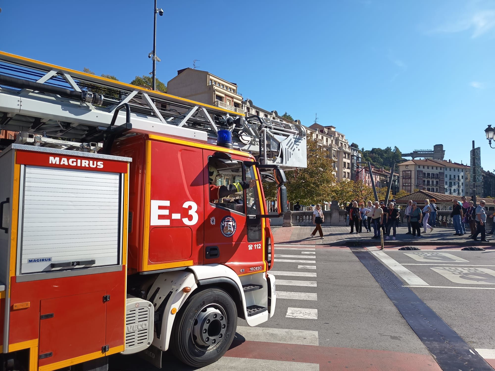 En imágenes: rescatan a una persona en la ría de Bilbao
