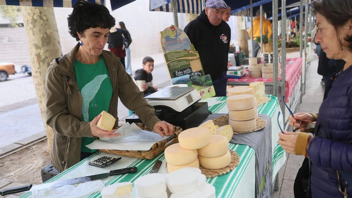 Puesto de queso en la feria de productos ecológicos de la plaza de los Fueros.