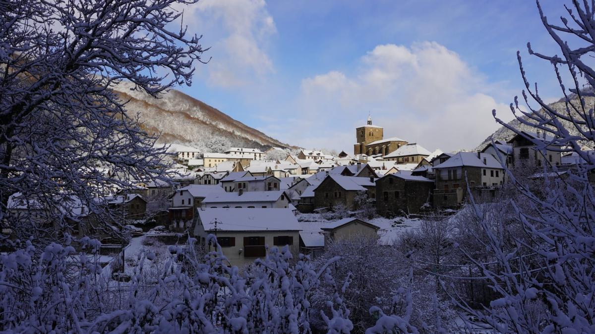 Estampa navideña de Isaba, ayer por la mañana.