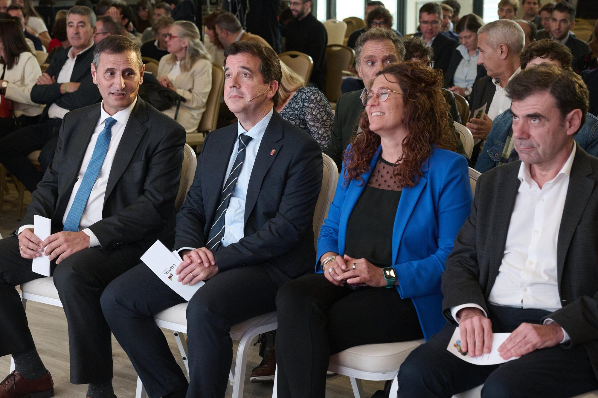 Fotos del encuentro de Laboral Kutxa para la presentación de su informe de la economía navarra
