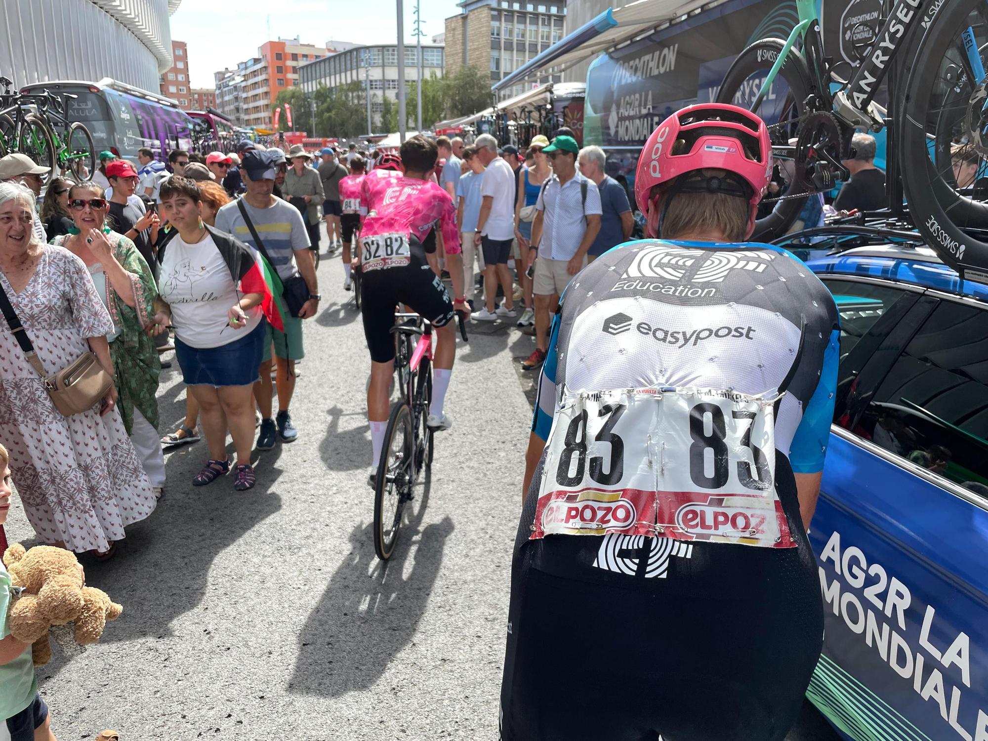 La Vuelta llega a Bizkaia: las imágenes del montaje en Bilbao