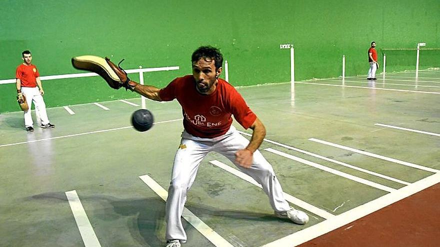 Gorka Urtasun devuelve la pelota en una gran final.