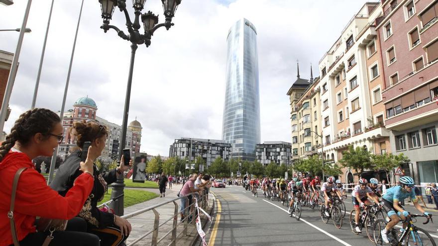 El pelotón a su paso por Bilbao.