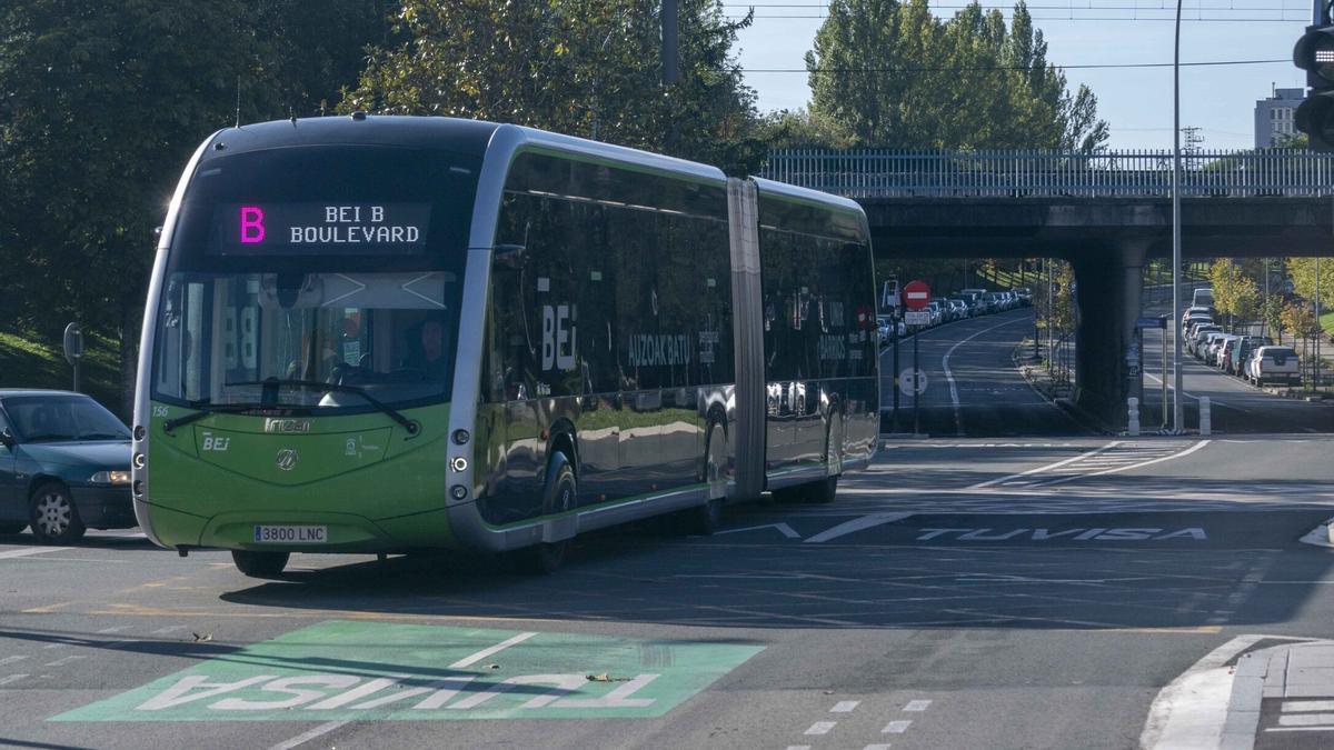 Un autobús eléctrico circula por Vitoria.