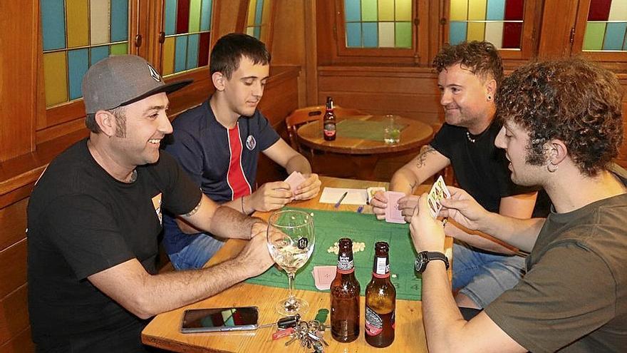 ‘Los Txikiteros’, primera cuadrilla en llegar a la meta durante el descenso del Cidacos.