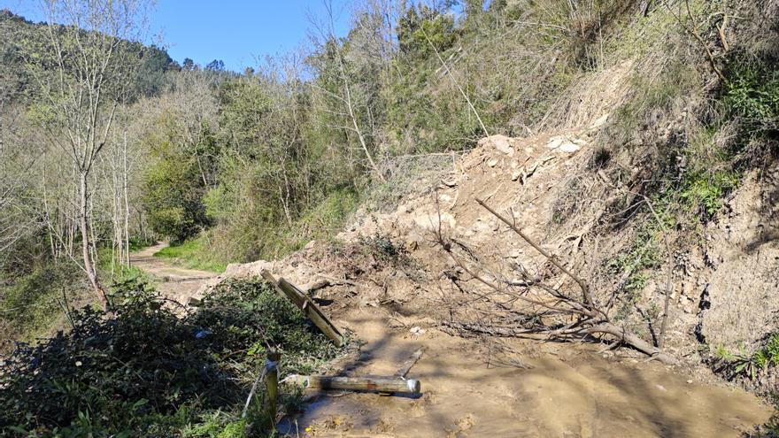 Un desprendimiento impide el acceso al bidegorri Lea Ibilbidea