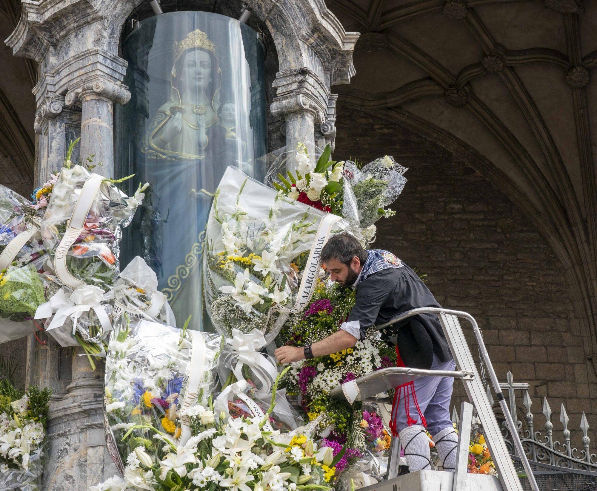 Ofrenda Floral y Aurresku de Honor a la Virgen Blanca
