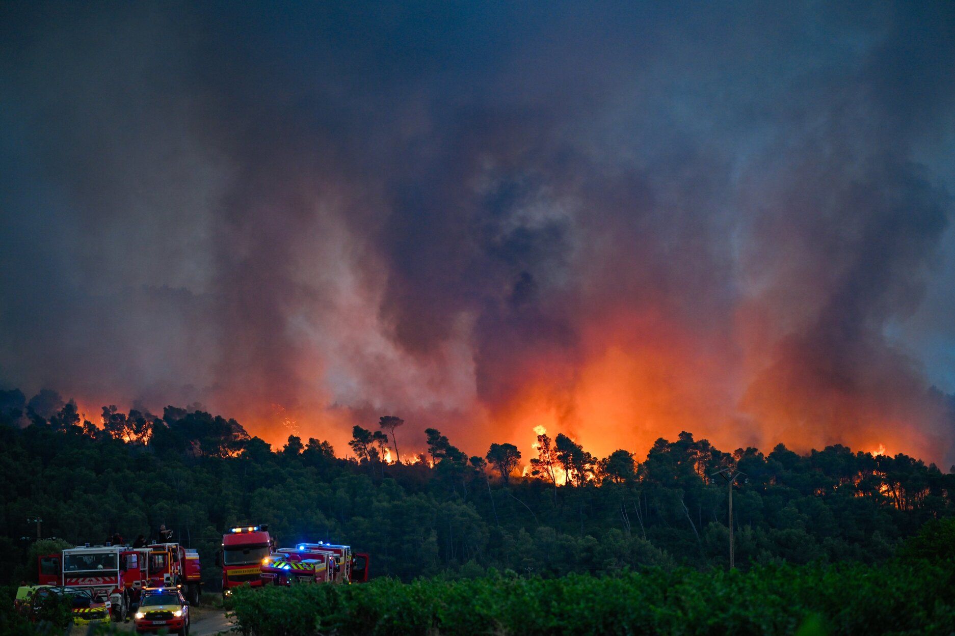 Francia lucha contra uno de los peores incendios en medio siglo