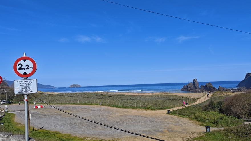 Un acuerdo verbal con Costas aplaza las obras de la duna de Laga para reabrir el parking