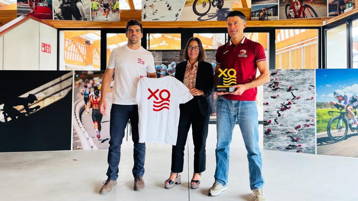 Ander Gaminde, Amaia Agirre y Fran Rozas, en el Tiki Toki.