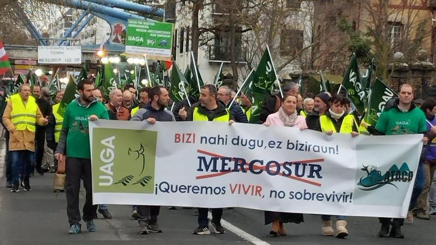 Agricultores y ganaderos llevan a las calles de Euskal Herria su enfado por el acuerdo de la UE con Mercosur