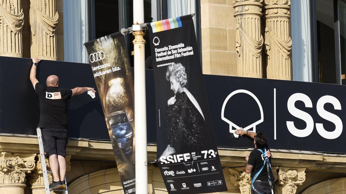 Colocación de carteles en el Teatro Victoria Eugenia de Donostia con motivo de la 73ª edición del Zinemaldia