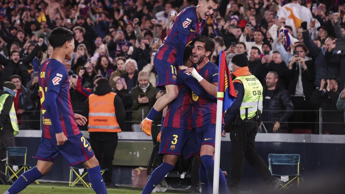 Jugadores del Barça celebran el gol de Ferran Torres