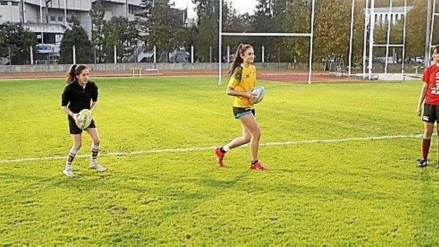 Jugadoras de rugby, dirigidas por los técnicos Amets Castrejana y Nick Marshall, en la concentración de diferentes clubes celebrada ayer en el miniestadio de Anoeta.