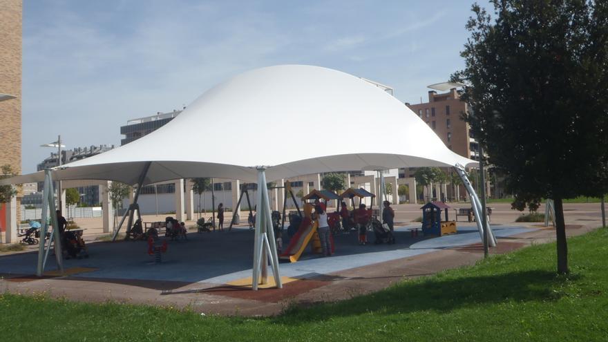 El Ayuntamiento instalará una cubierta en el área infantil del Parque del Norte
