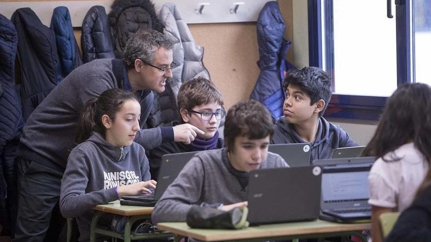 Gabriel Rubio, profesor de Lengua y Literatura, en un aula de 1º de la ESO en el Instituto Navarro Villoslada.