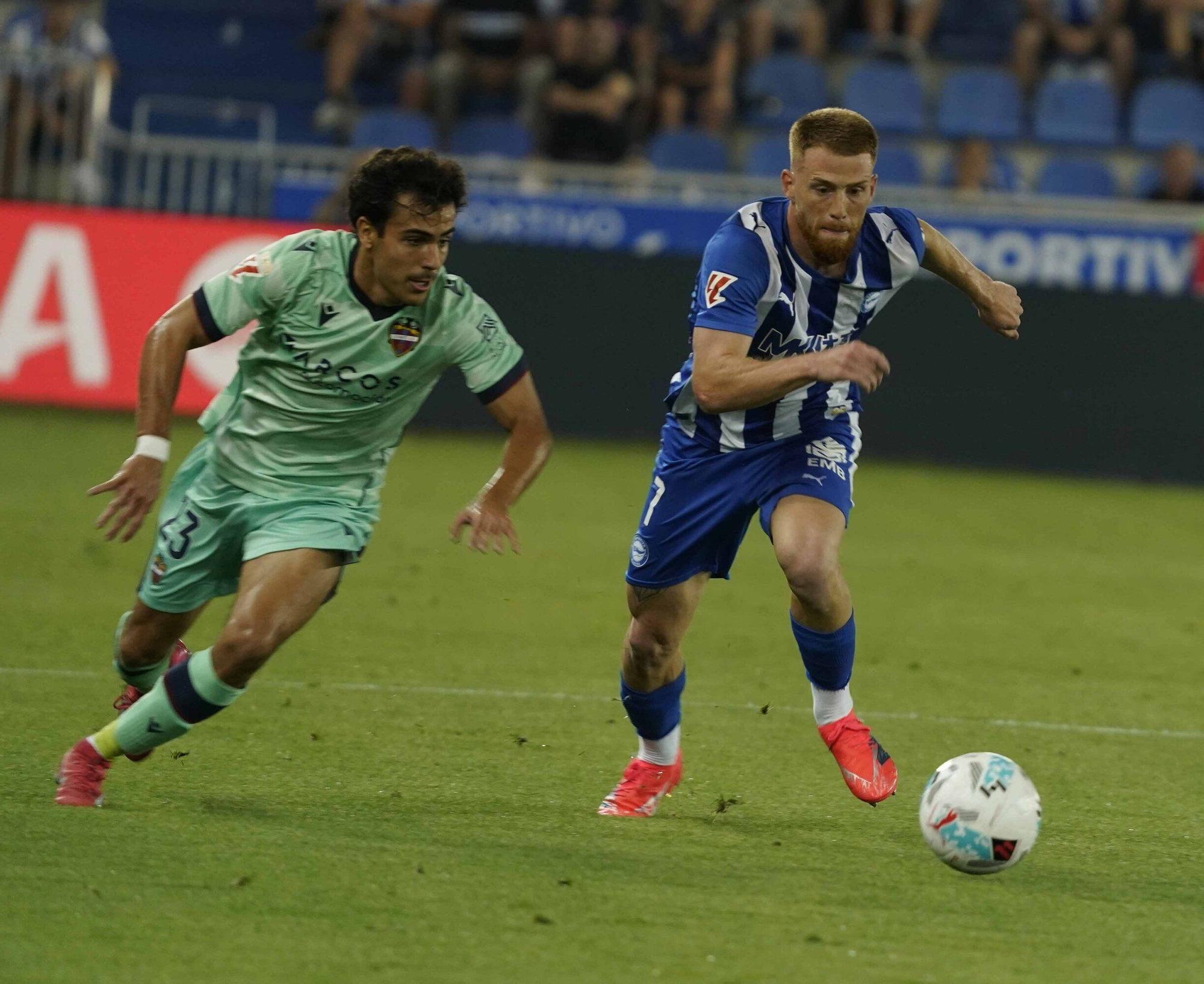 En imágenes: Así está siendo el debut liguero del Alavés contra el Levante