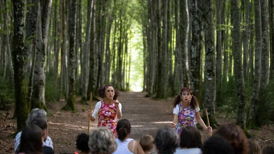 Las actrices Belén Otxotorena e Inma Gurrea, durante una representación.