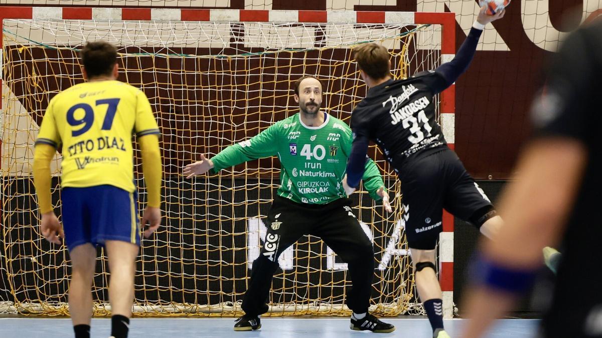 El portero del Irudek Bidasoa Irun Leo Maciel, en el partido ante el Flensburg alemán