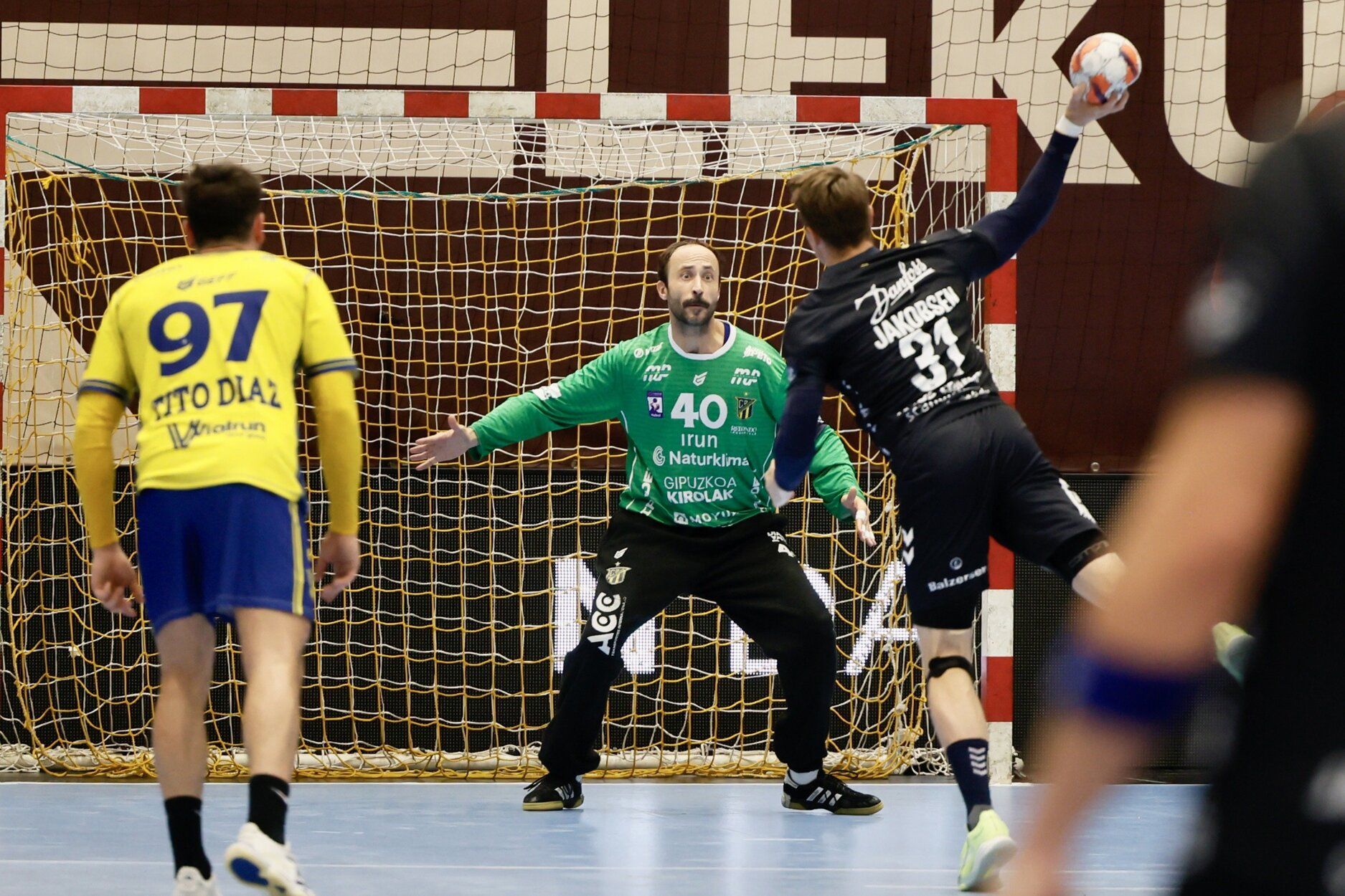 El portero del Irudek Bidasoa Irun Leo Maciel, en el partido ante el Flensburg alemán