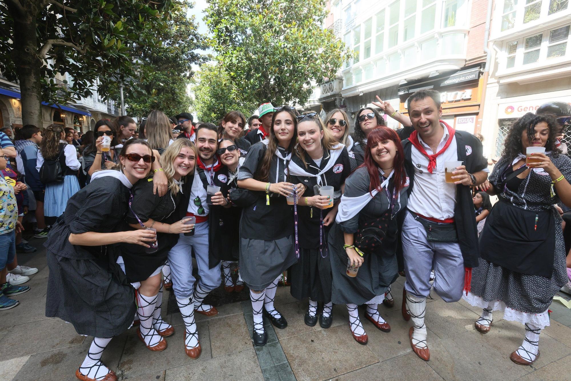 En imágenes: Blusas y neskas desfilan en una kalejira por Santiago