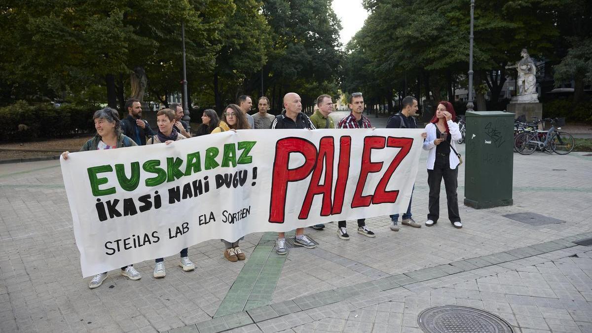 Concentración de los sindicatos Steilas, LAB y ELA y la federación de padres y madres Sortzen. Concentración de los sindicatos Steilas, LAB y ELA y la federación de padres y madres Sortzen.