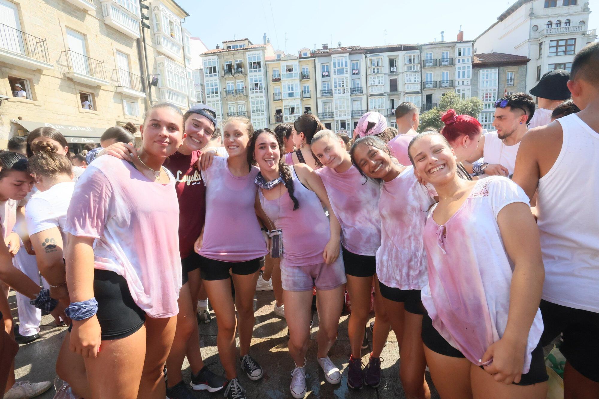 En imágenes: Vitoria sale a la calle a celebrar La Blanca tras el txupinazo