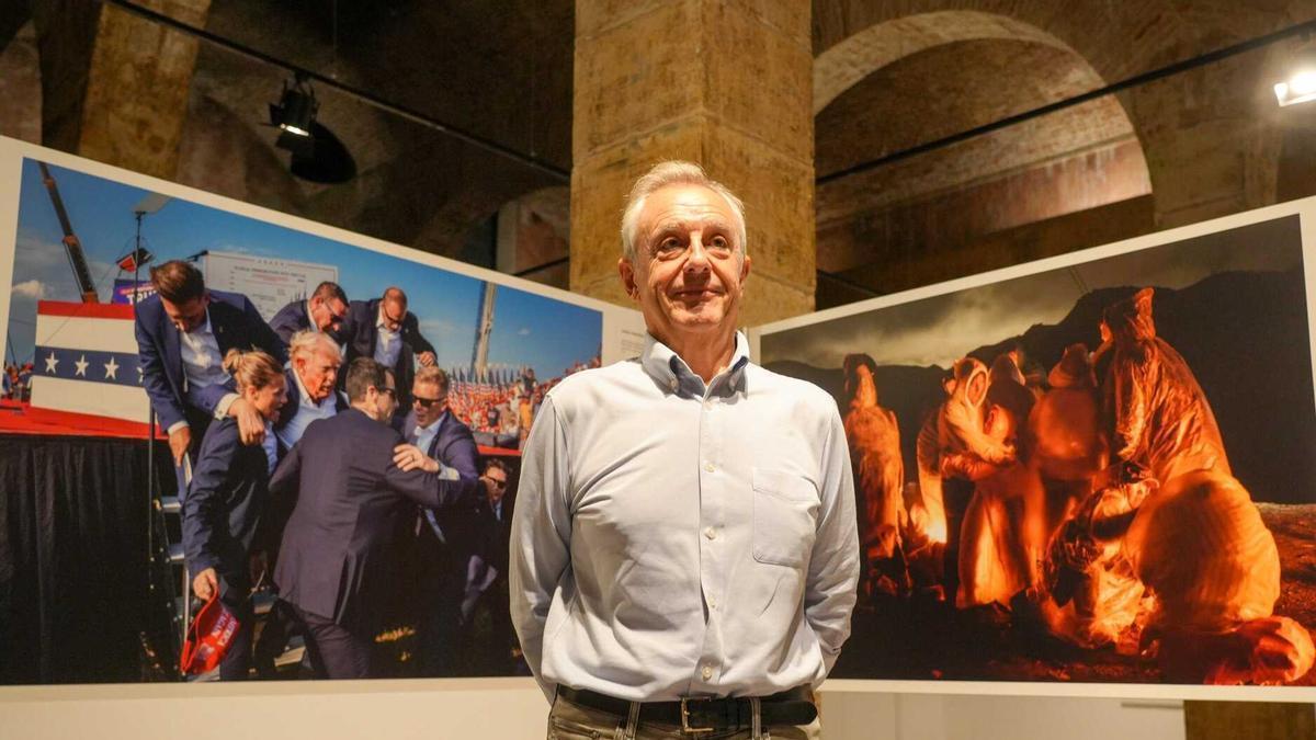 Paco Valderrama junto a algunas de las imágenes expuestas en este 2025