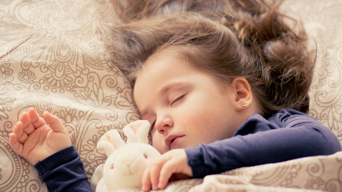 El uso de pantallas antes de dormir en menores puede retrasar el inicio del sueño hasta en dos horas.
