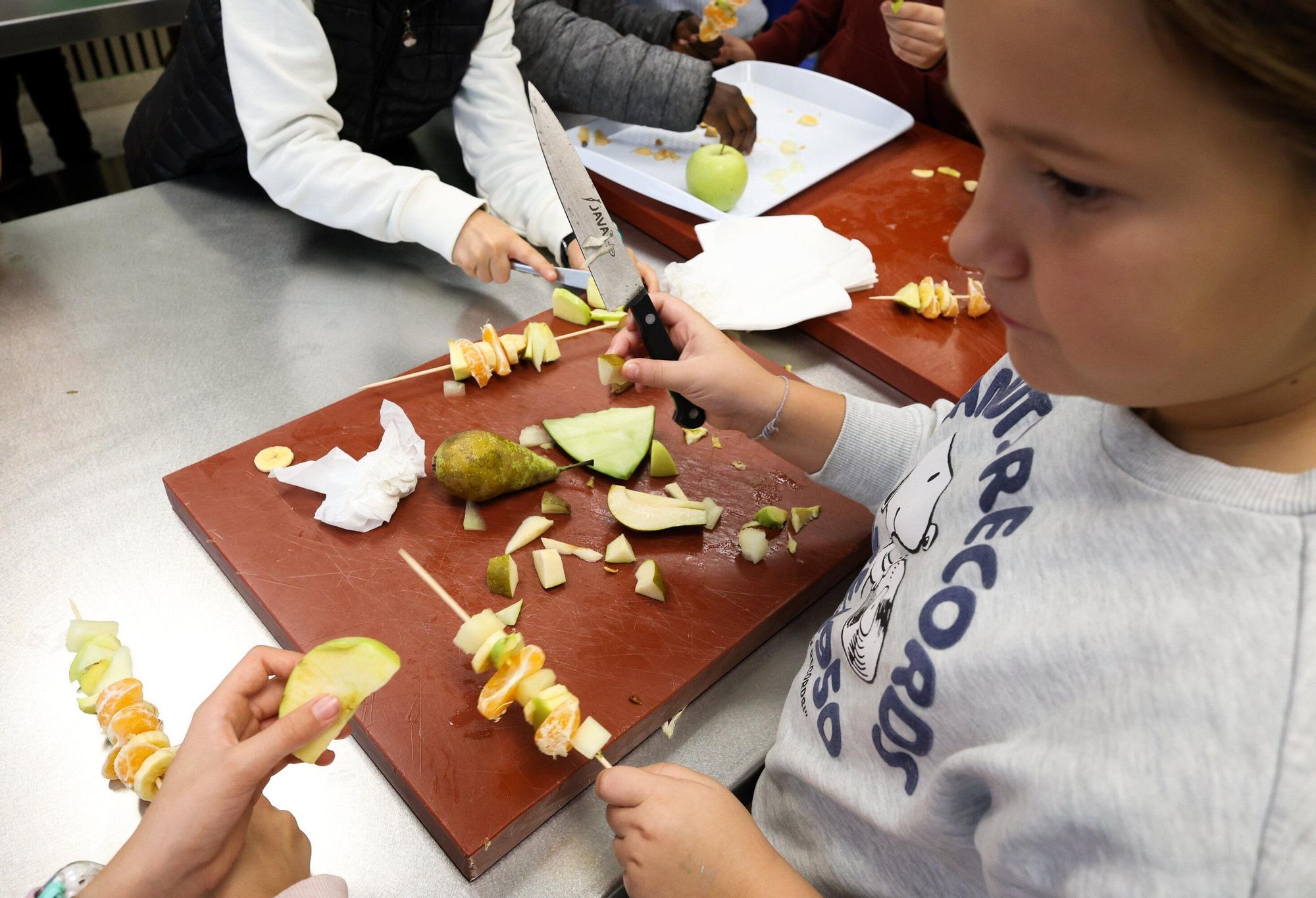 Escolares de San Antonio Ikastetxea de Durango preparan brochetas de frutas en Mercabilbao.