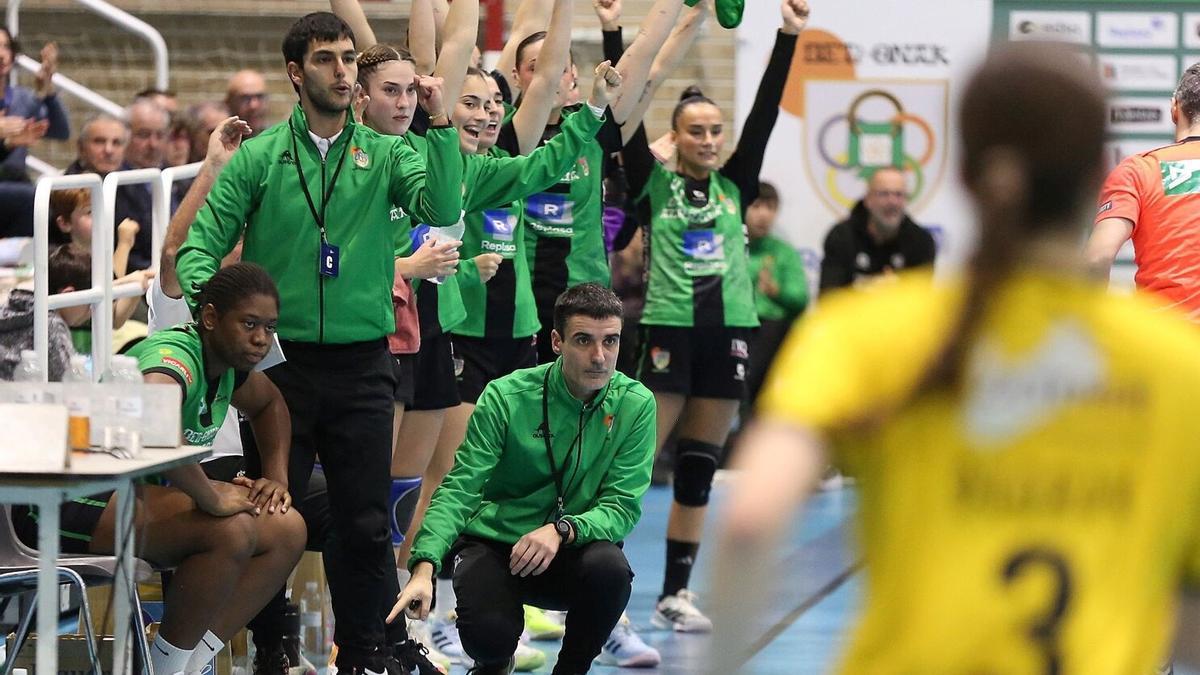 Miguel Etxeberria, agachado, en el partido de ida ante el Yellow Winterthur suizo.