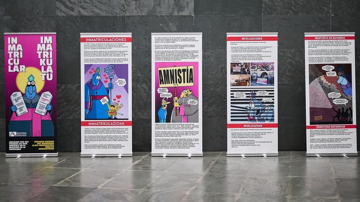 Exposición organizada por la Plataforma de Defensa del Patrimonio Navarro sobre las inmatriculaciones de la Iglesia Católica.