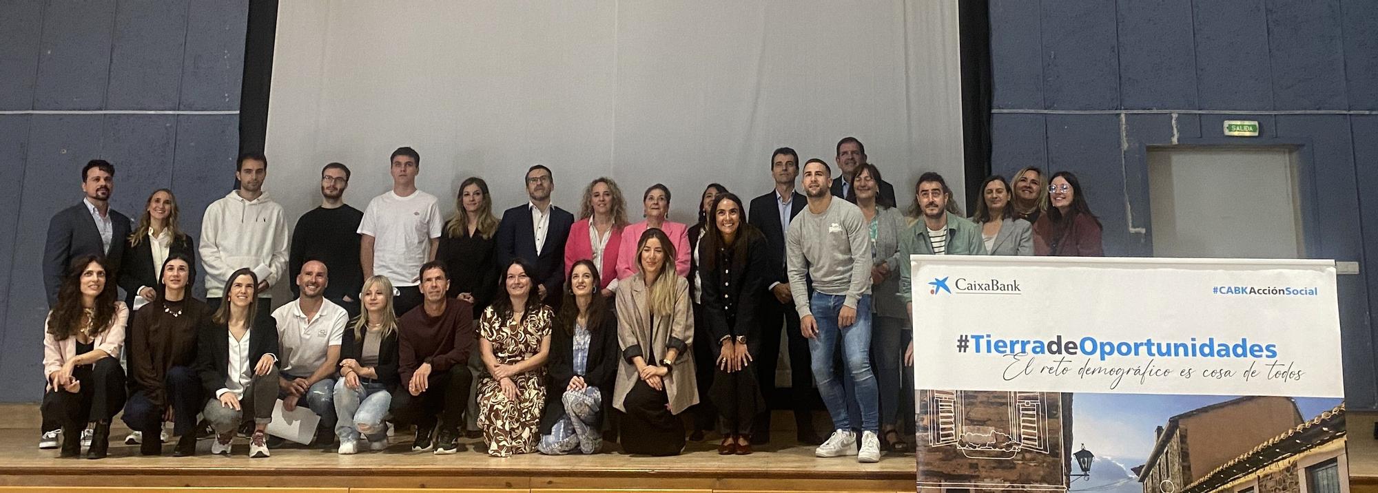 Foto de grupo con galardonados.