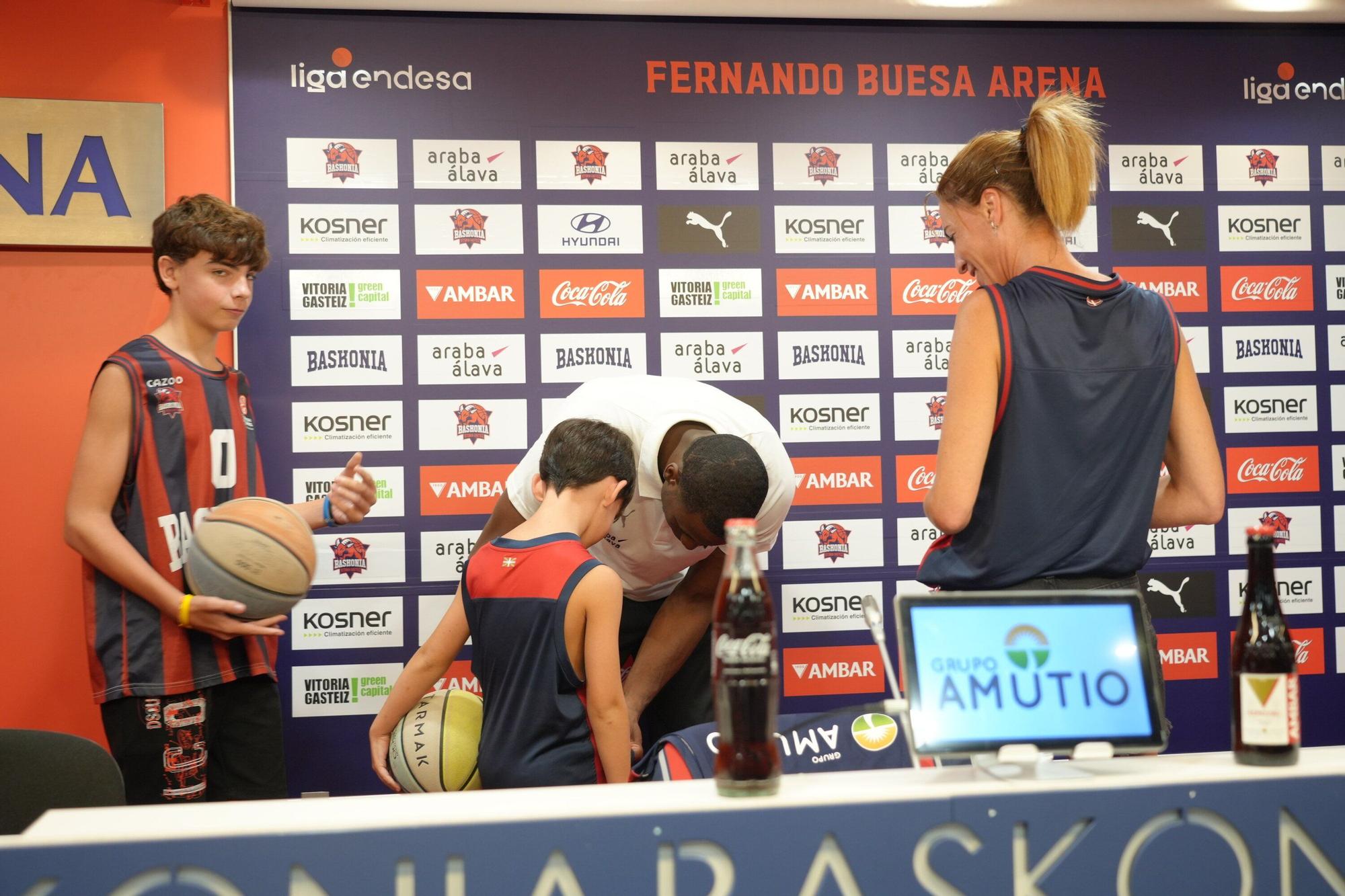 En imágenes: Presentación de Diallo como jugador del Baskonia