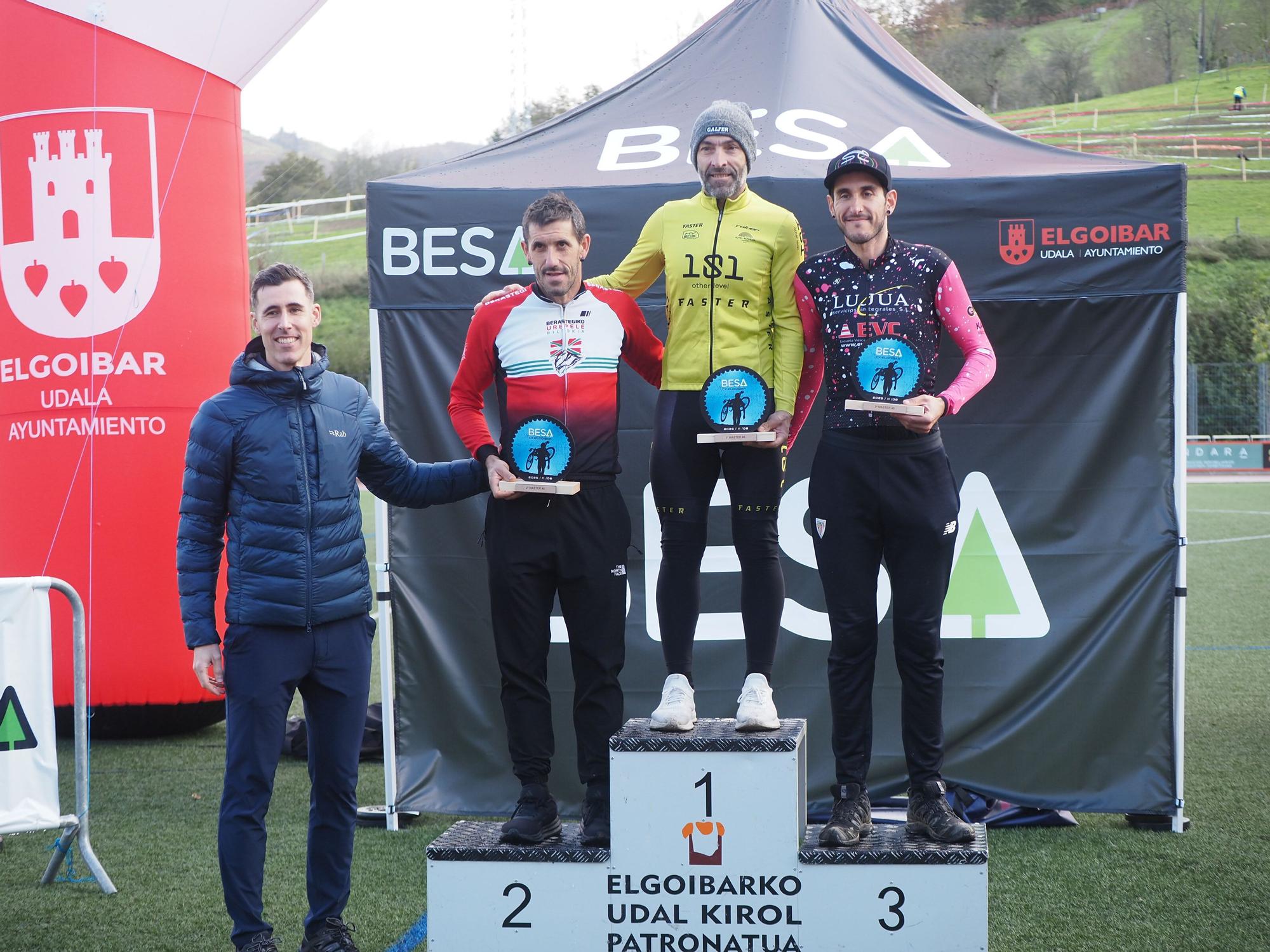 El barro se sumó al espectáculo de ciclocross en Elgoibar