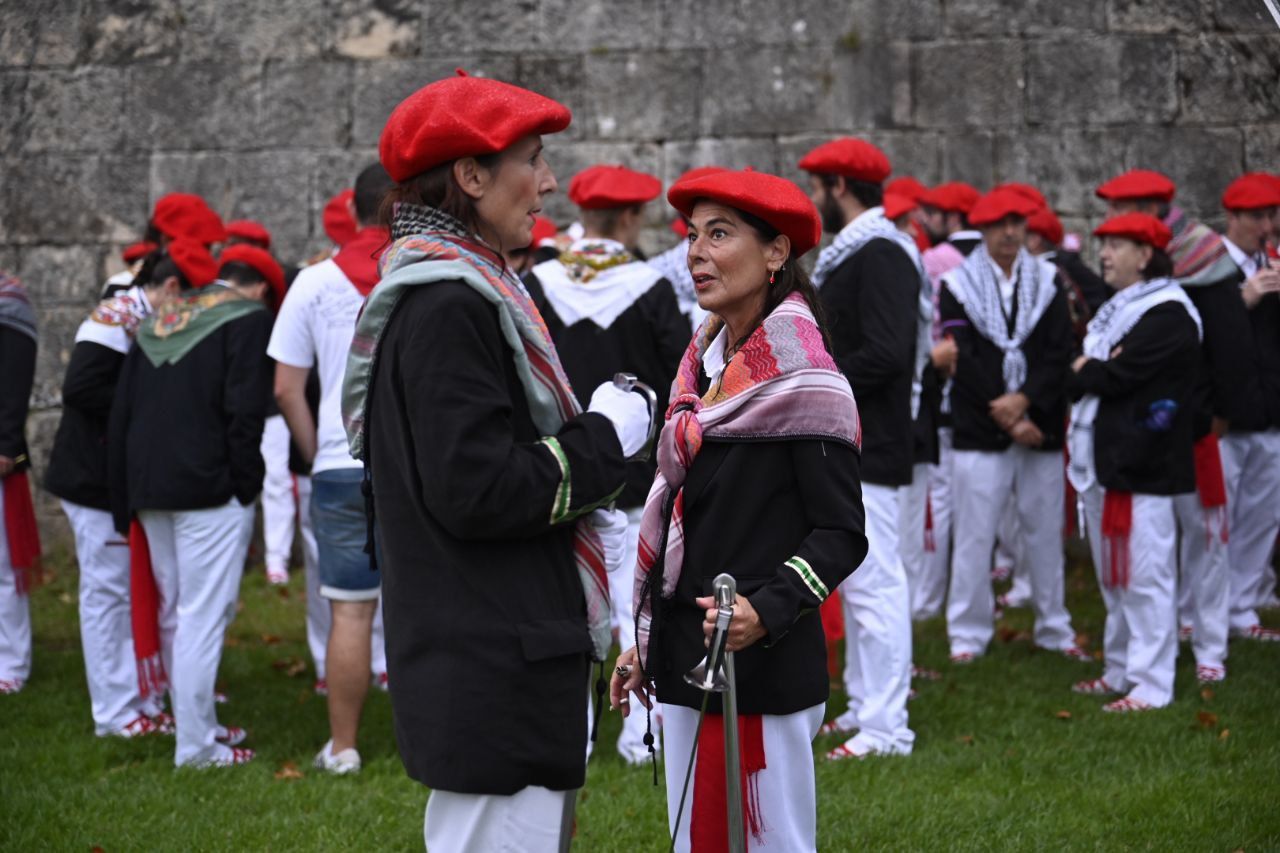 La compañía Jaizkibel desfila en Hondarribia
