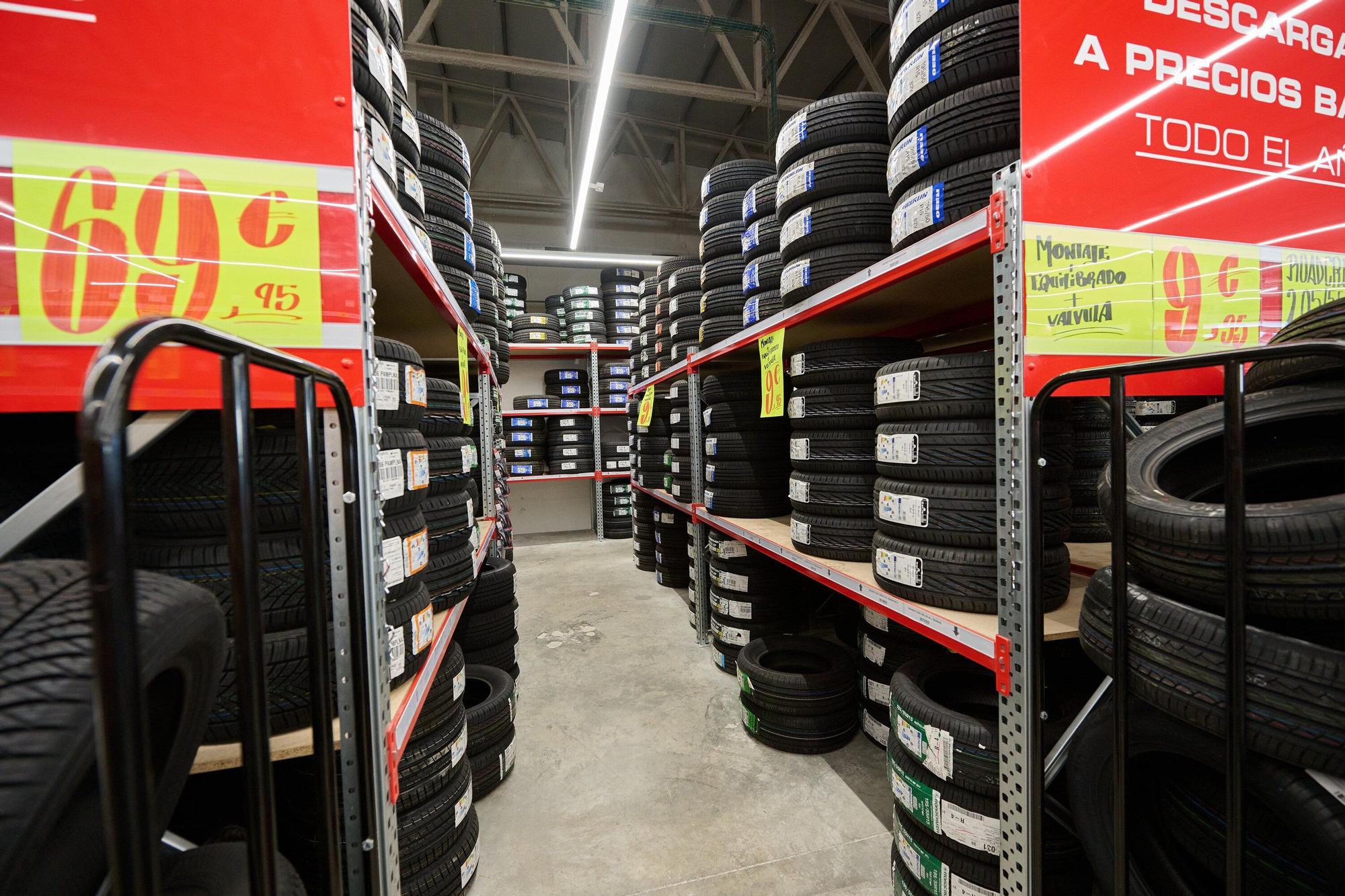 Fotos de la inauguración oficial de la nueva tienda de Carter-Cash en Pamplona
