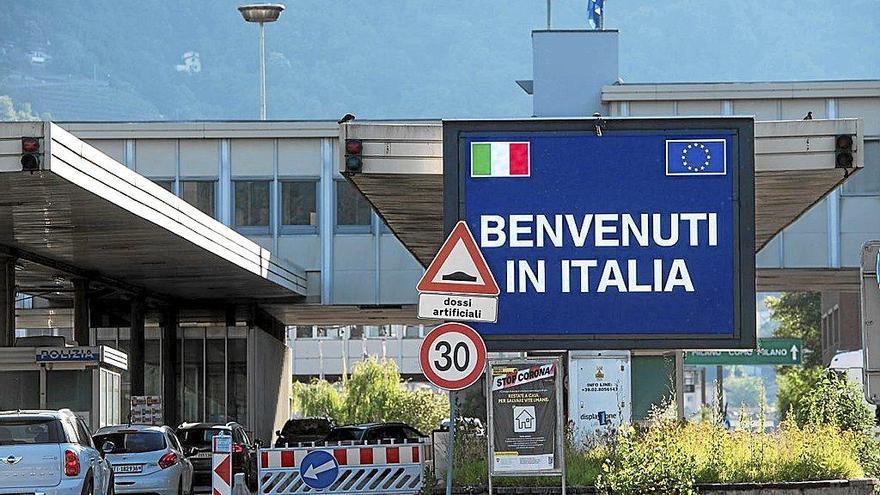 Coches cruzando la frontera entre Suiza e Italia en Chiasso. Foto: Efe