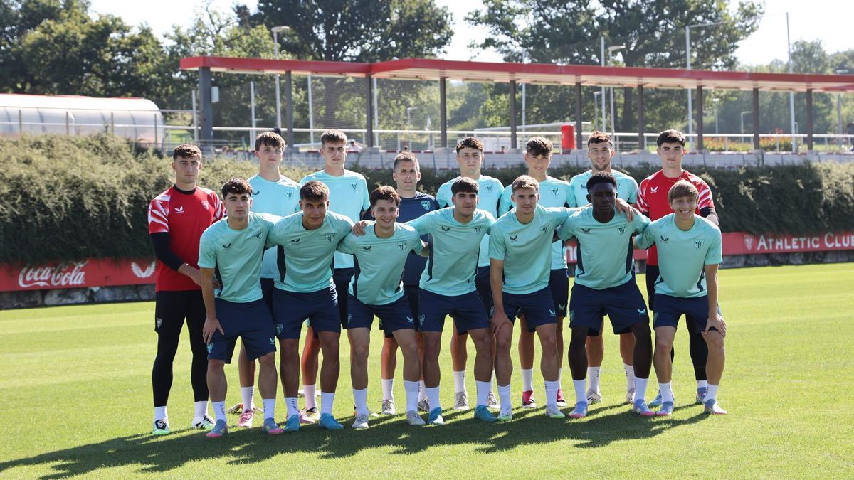 Los jugadores del Bilbao Athletic en Lezama
