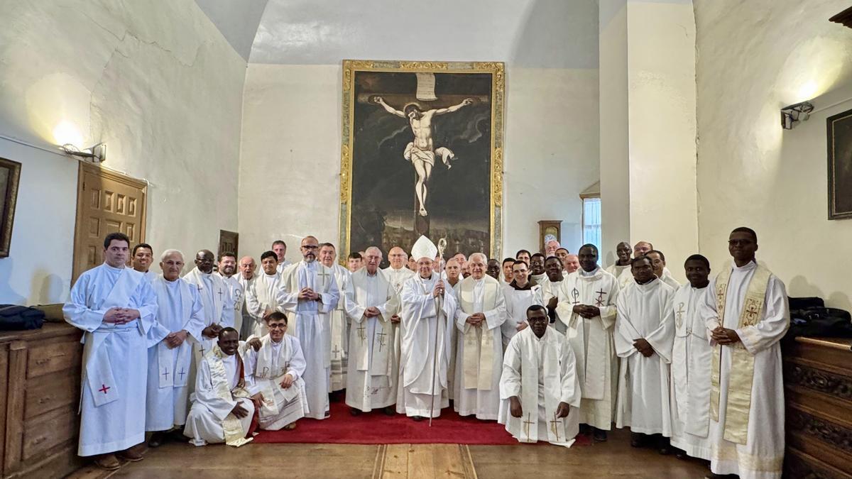 Josu Alday junto al Obispo de Vitoria, en una reciente celebración en la iglesia de Santa María de Agurain