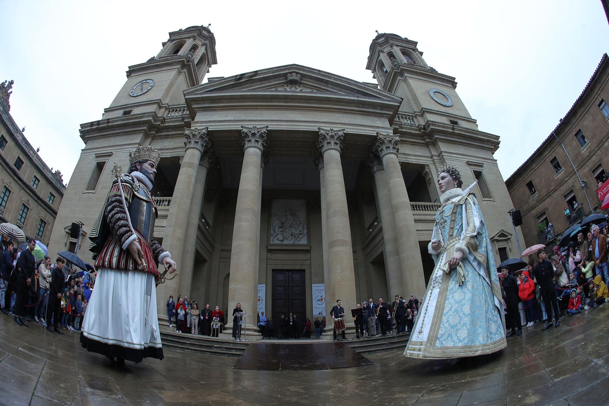 La Catedral de Pamplona presenta en público los gigantes que tuvo hace siglos