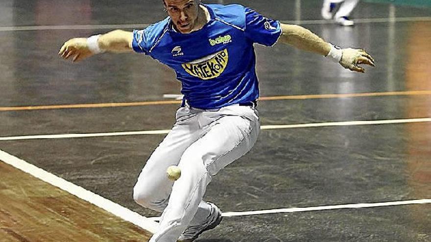 Artola se dispone a devolver una pelota en el encuentro jugado ayer en Eibar.