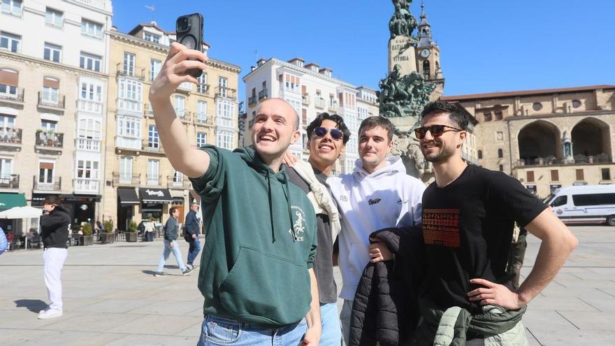 Elkarrekin pide culminar la ordenanza para "evitar retrasos" en la implantación de la tasa turística en Vitoria
