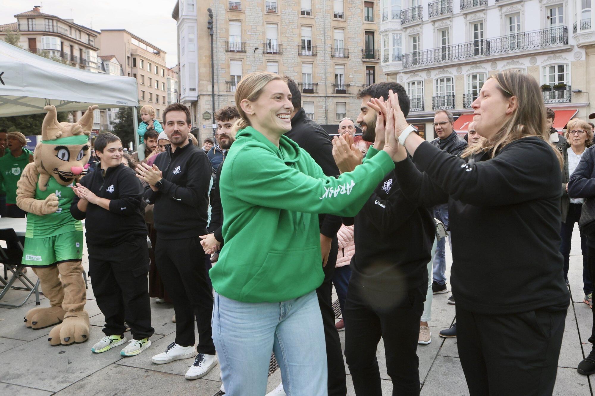 En imágenes: El Araski presenta su plantilla en la plaza de la Virgen Blanca