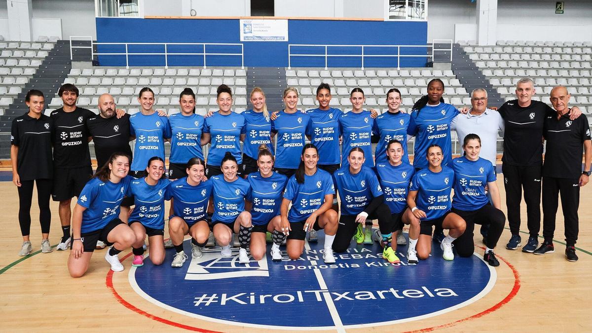 La plantilla del Super Amara Bera Bera posa en su primer día de entrenamiento, en el polideportivo Gasca.
