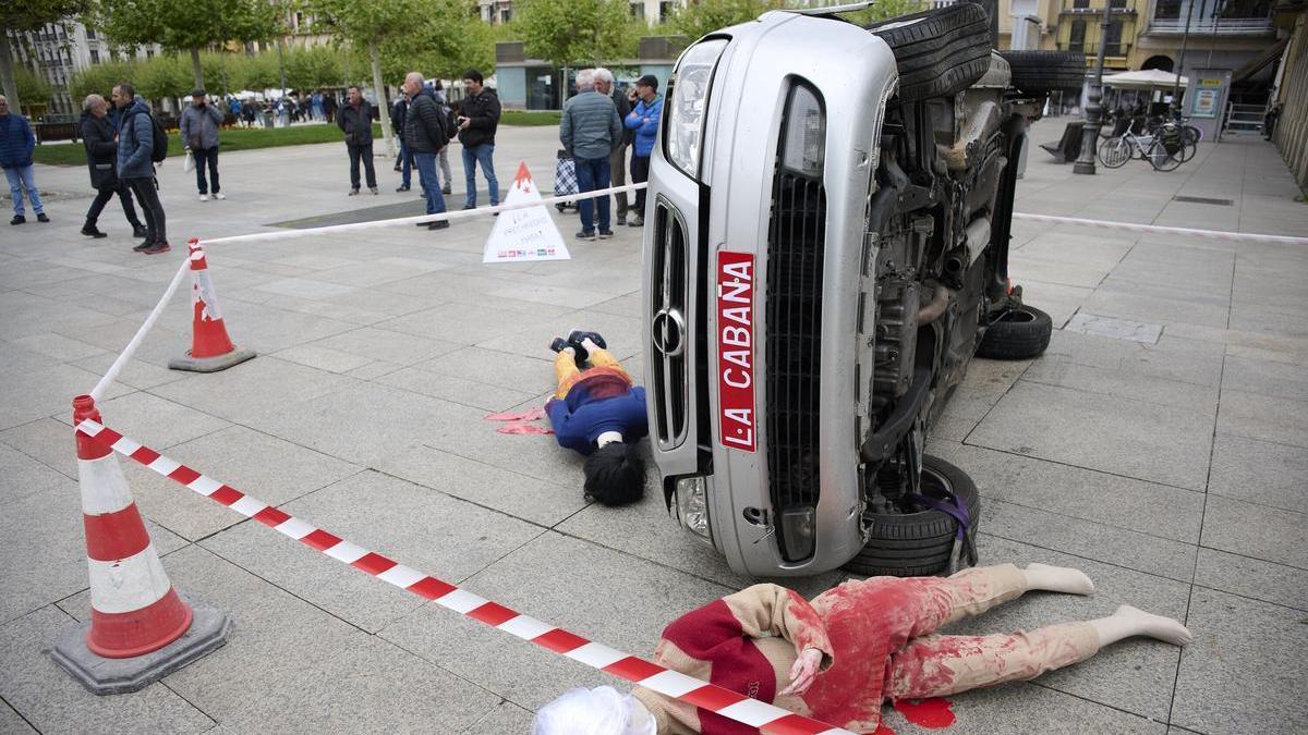 Los sindicatos LAB, CGT, Steilas, ESK, EHNE e Hiru escenifican el vuelco de un coche con motivo del Día Internacional de la Salud Laboral.