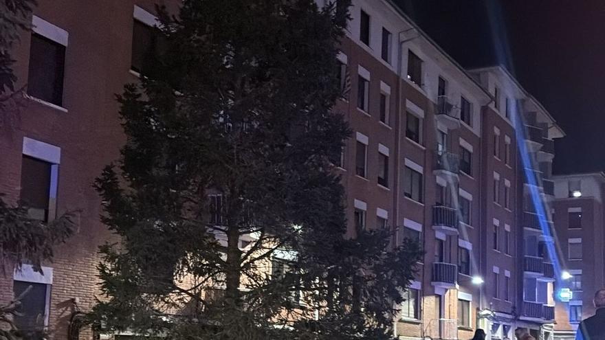 Una persona salta por la ventana tras incendiarse su casa en Bilbao