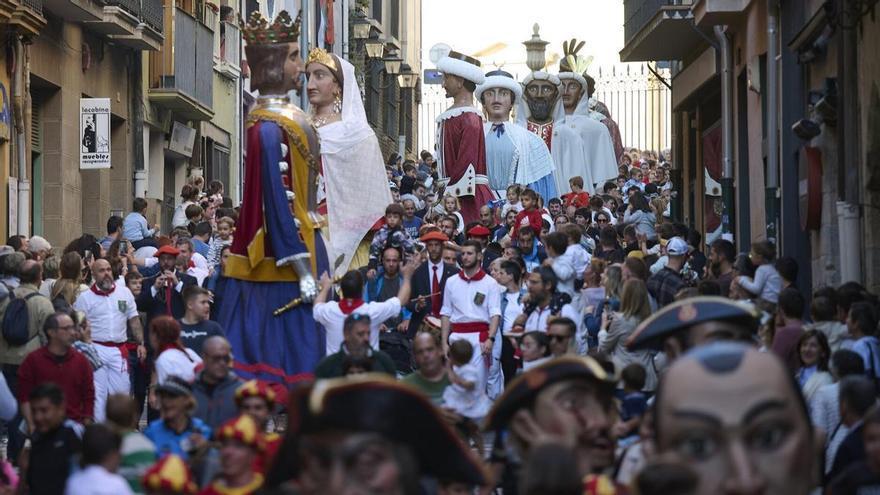 La Comparsa de Gigantes se quedará en la calle Curia, sin entrar a la Catedral